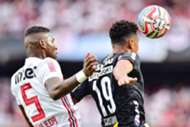 Arboleda e Gustavo, o Gustagol, disputam a bola durante a primeira partida de São Paulo x Corinthians, na final do Campeonato Paulista