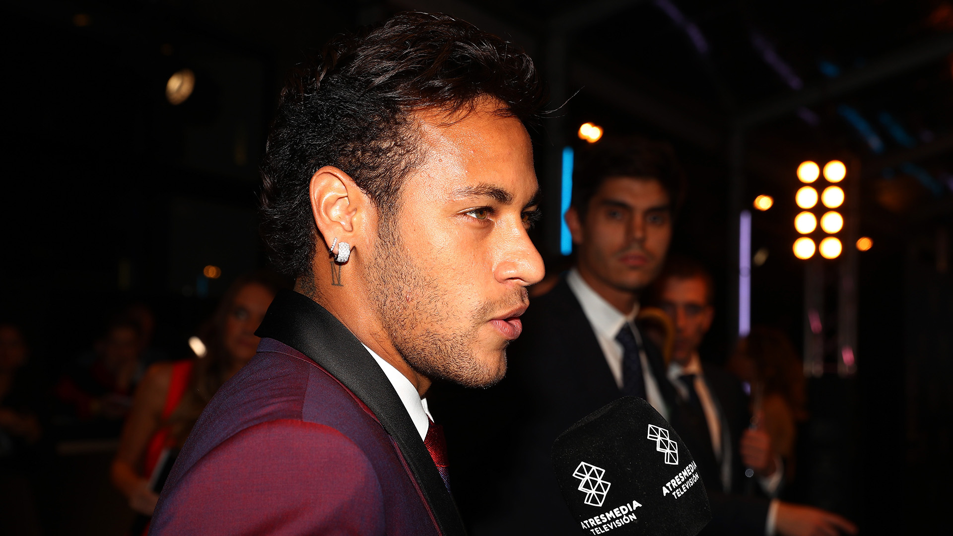 Neymar marcó gol y se fue expulsado en primer clásico