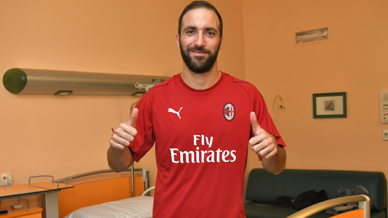 Hasil gambar untuk gonzalo higuain ac milan