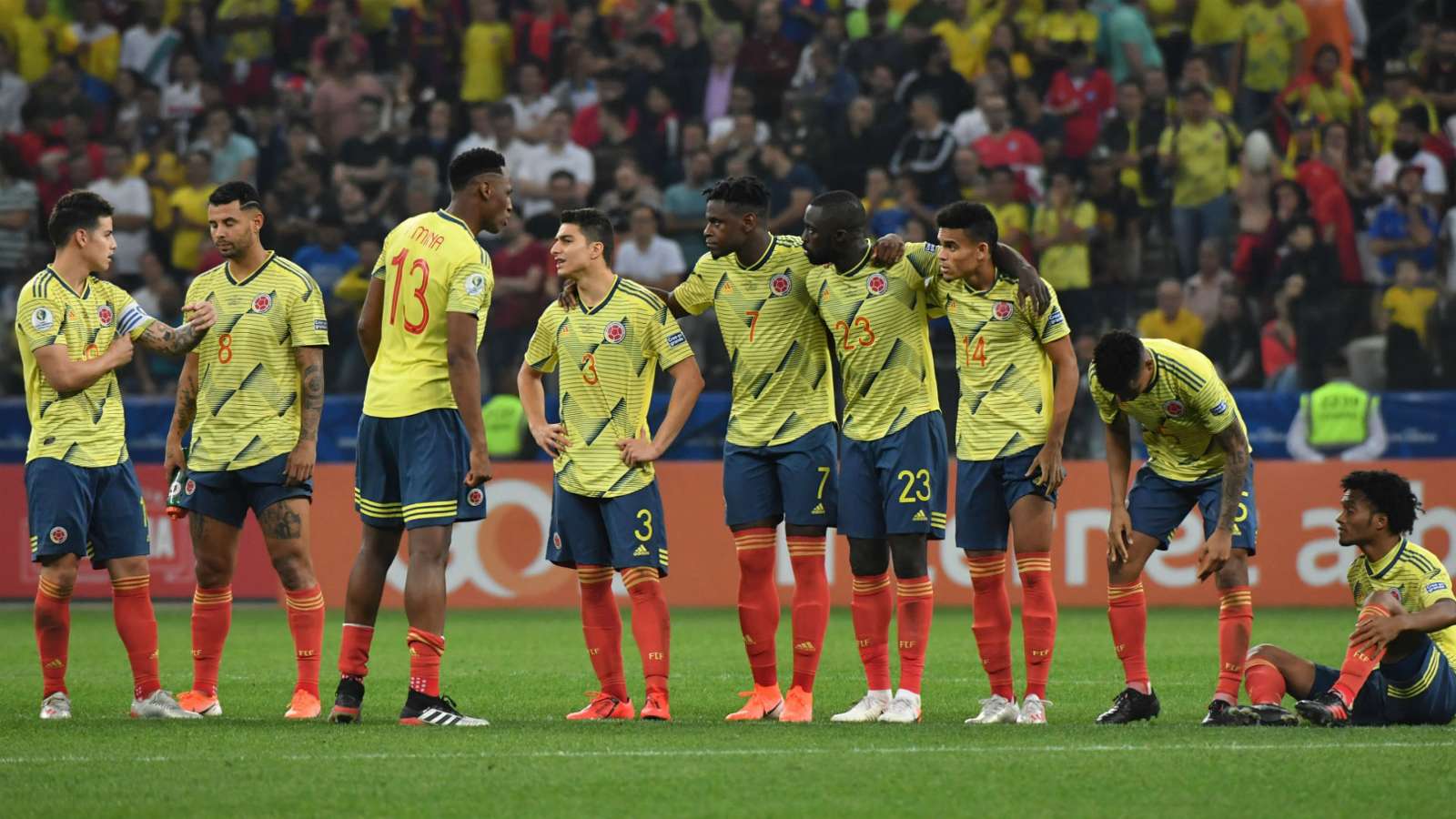 Jugadores de Colombia ven la tanda de penales ante Chile. - Foto: Getty
