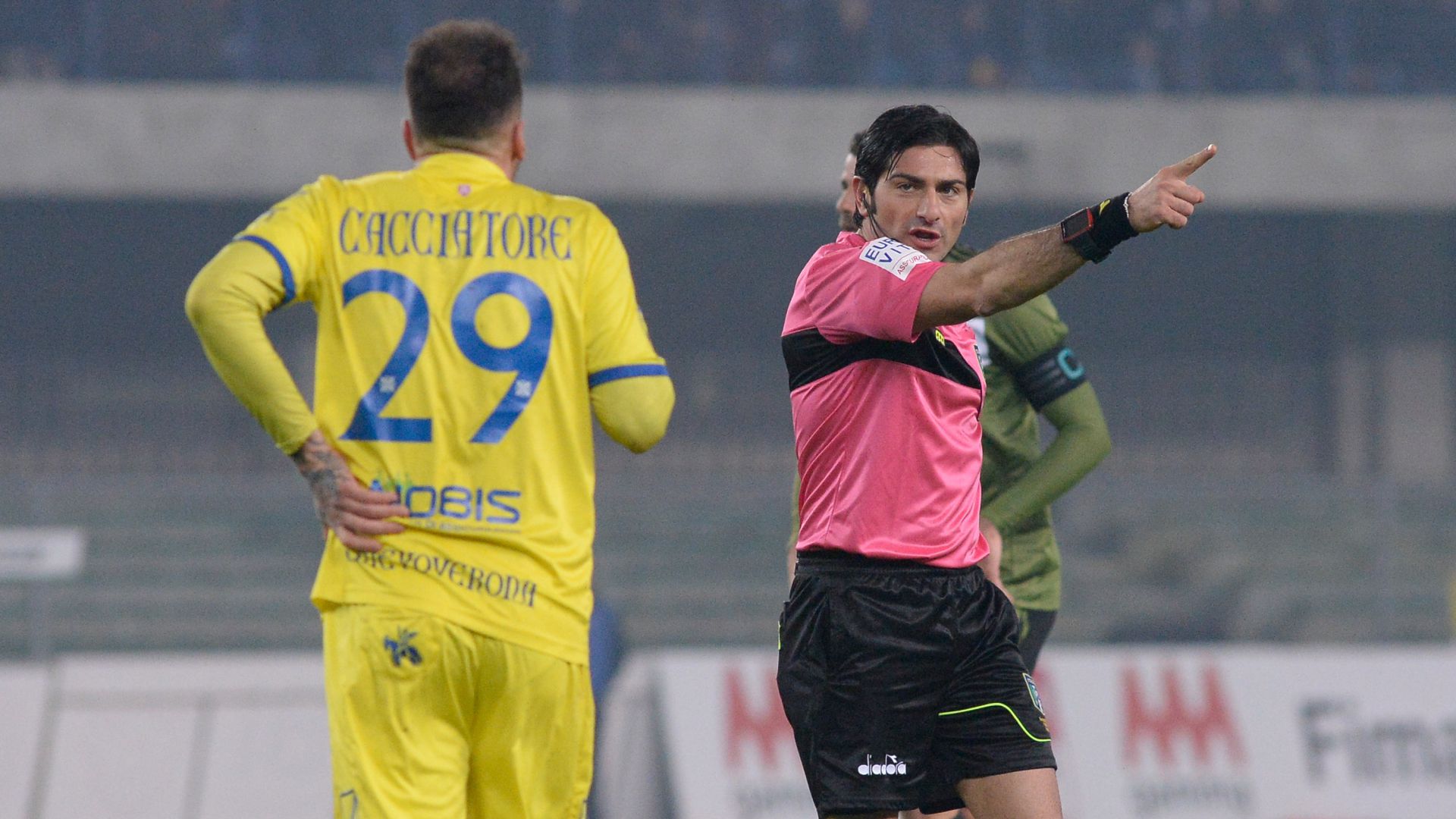 Chievo in nove contro la Juventus: Cacciatore espulso per gesto…alla Mourinho