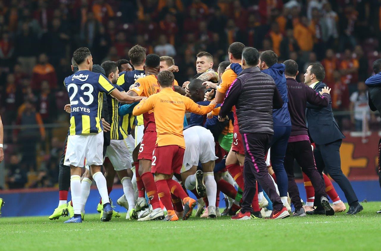 Nach Remis zwischen Galatasaray und Fenerbahce Schlägerei zwischen Spielern auf dem Platz Nach Remis zwischen Galatasaray und Fenerbahce Schlägerei zwischen Spielern auf dem Platz