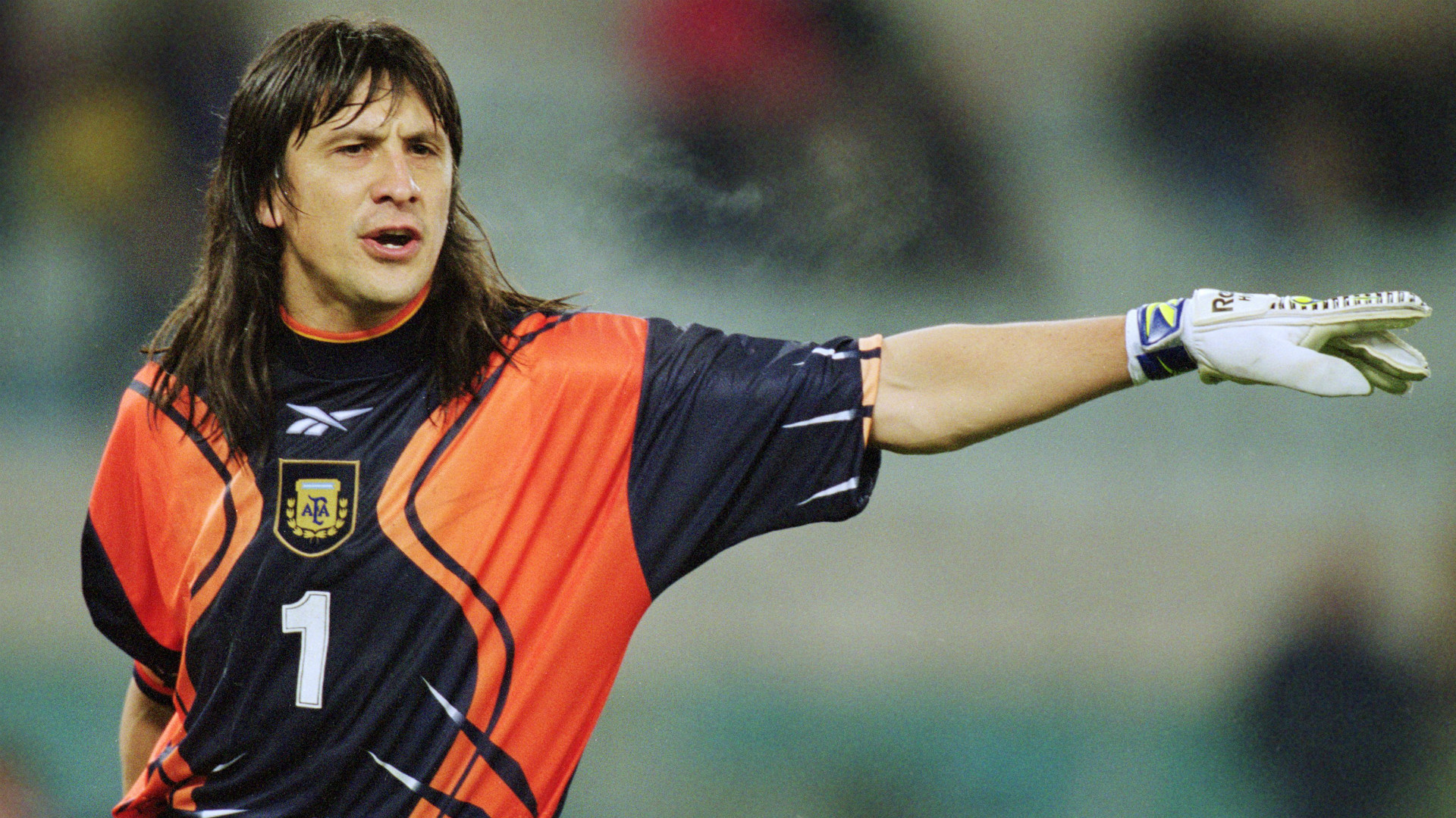 Atletico Madrids German Burgos Affe an der Seitenlinie