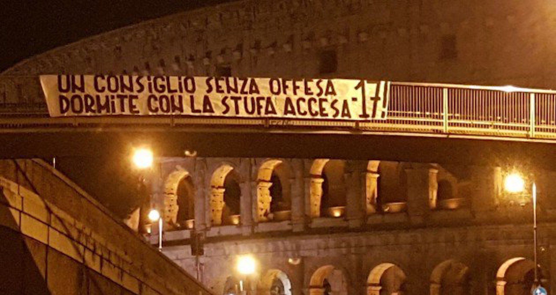 È ancora derby striscioni. Arriva lo sfottò dei romanisti È ancora derby striscioni. Arriva lo sfottò dei romanisti