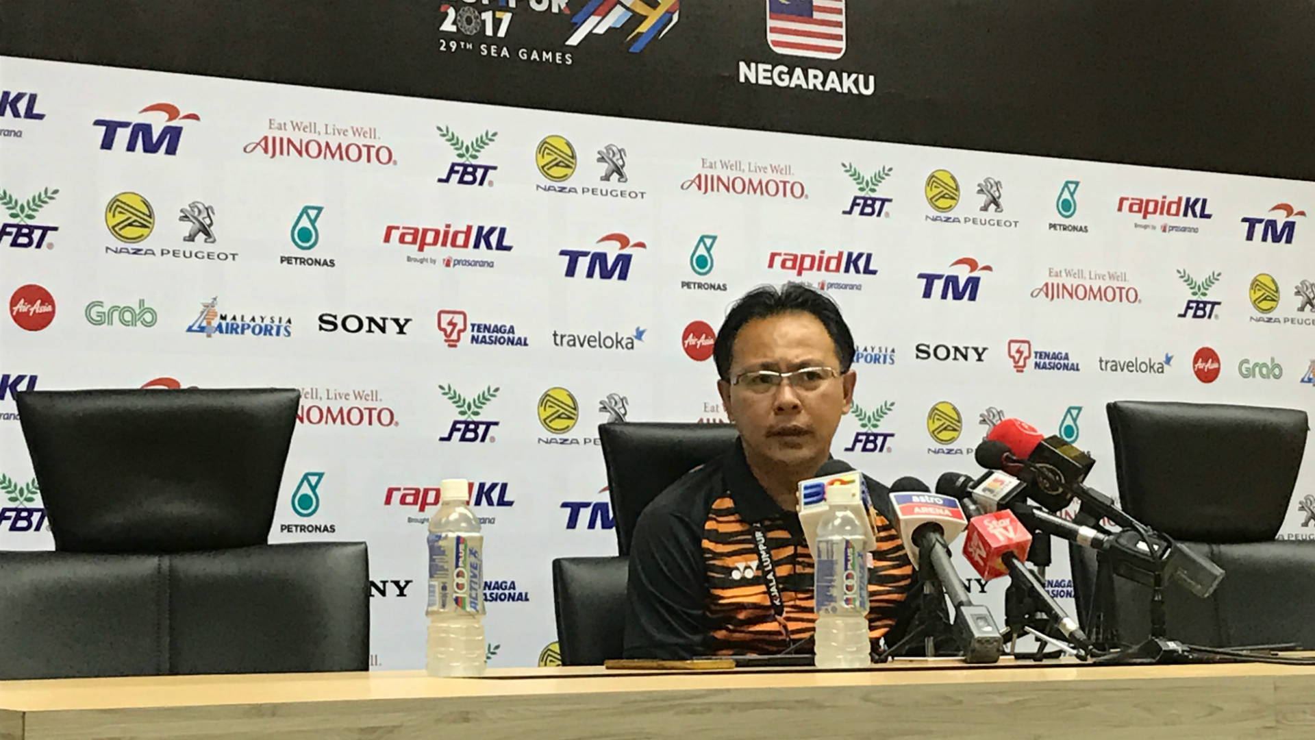 Indonesian fan allegedly attacked by Malaysian fans after football match Indonesian fan allegedly attacked by Malaysian fans after football match