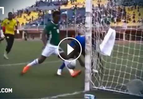 VIDEO: Spieler trifft Tor aus einem Meter nicht