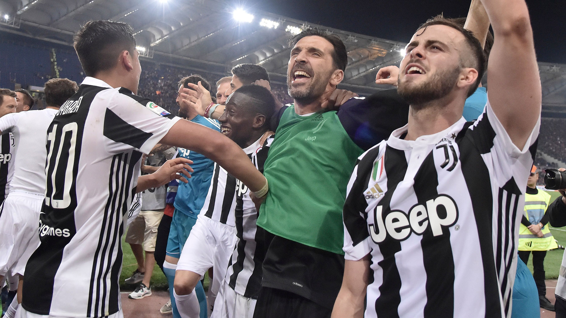 Gigi Buffon Juventus celebrating Scudetto