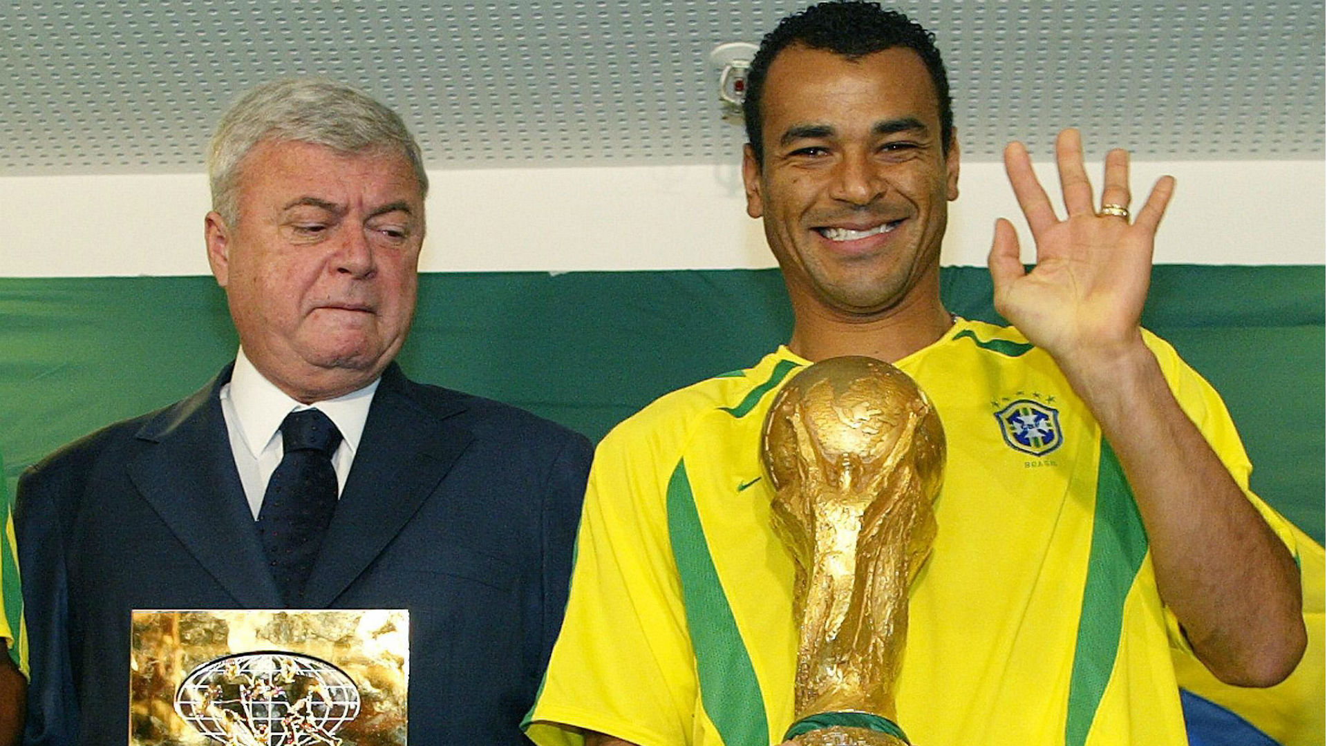 تاريخ كأس العالم | جميع أبطال وهدافي المونديال  Ricardo-teixeira-cafu-2002-brasil-selecao-30-06-2017_oksivi6xczvi1g169as57aq6r