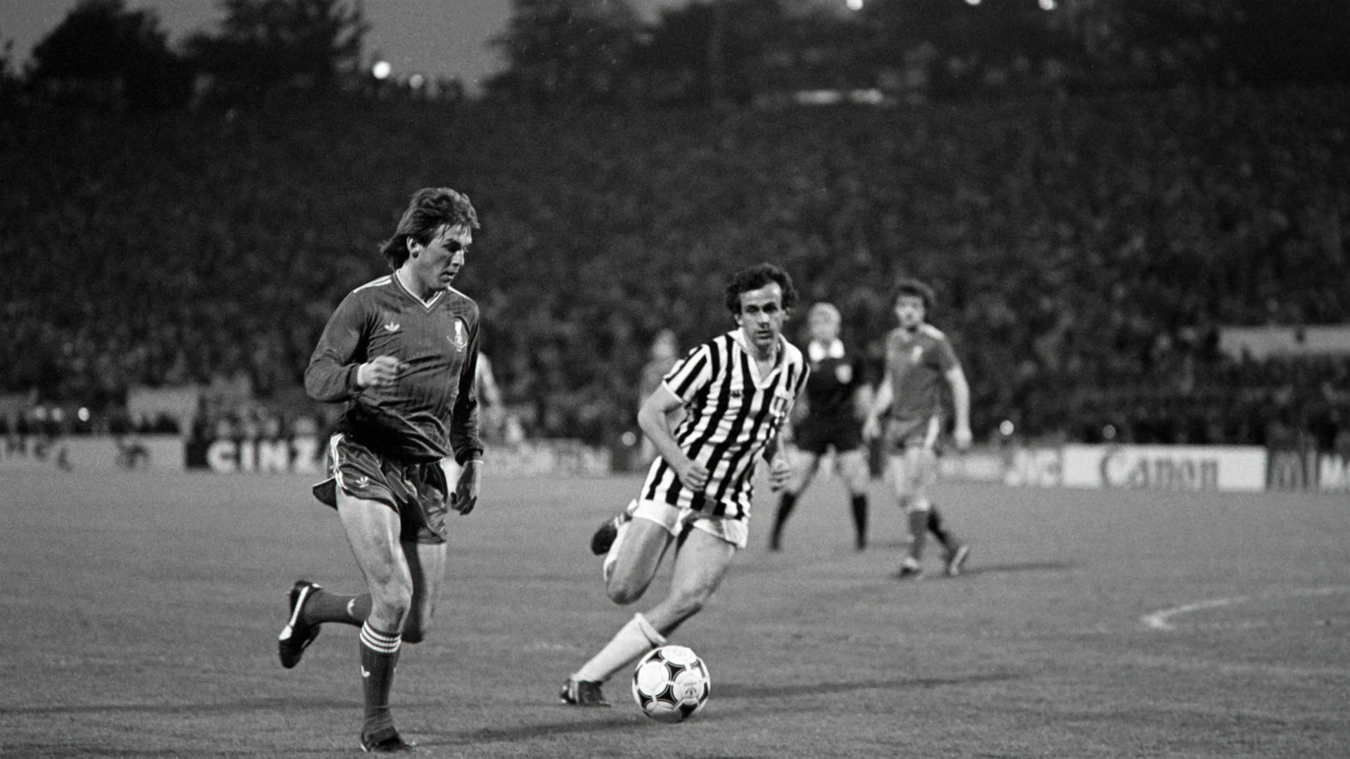 نهائي دوري أبطال أوروبا | كم مرة فاز ليفربول بالبطولة؟ Liverpool-juventus-michel-platini-european-cup-1985-heysel_1uvxfbi3rnsig1ho8uqt9pn6ob