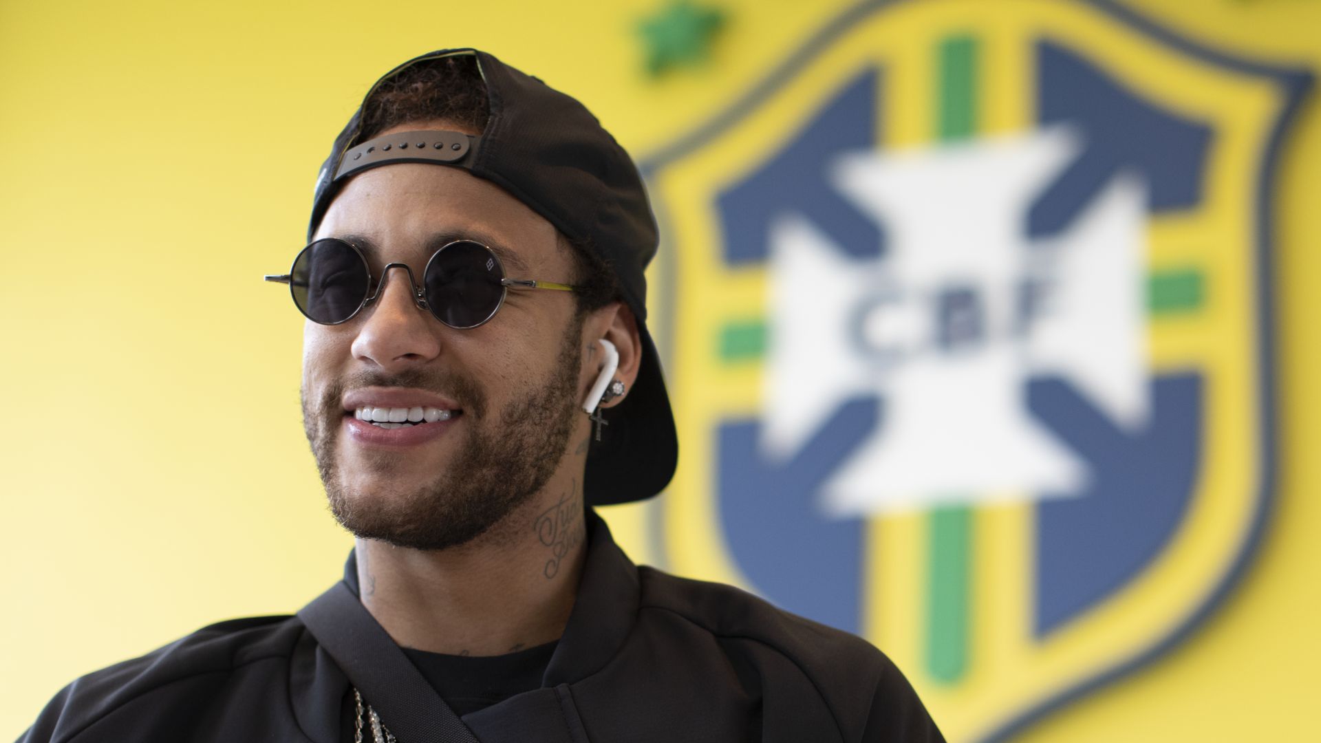 Dani Alves récupère le brassard de Neymar avec le Brésil Dani Alves récupère le brassard de Neymar avec le Brésil