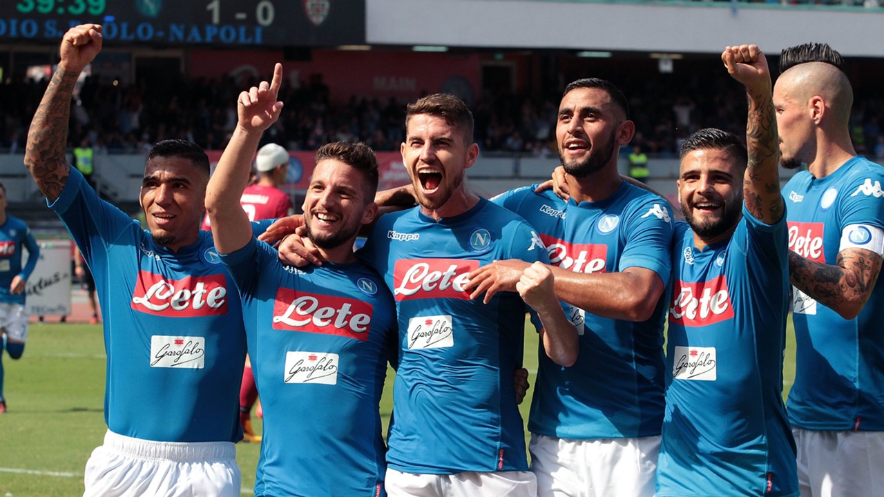 La SSC Napoli recrute pour l'Europa League Napoli-celebrating-napoli-cagliari-serie-a_18wdj5o3li0el1ugkaqzcu17sb