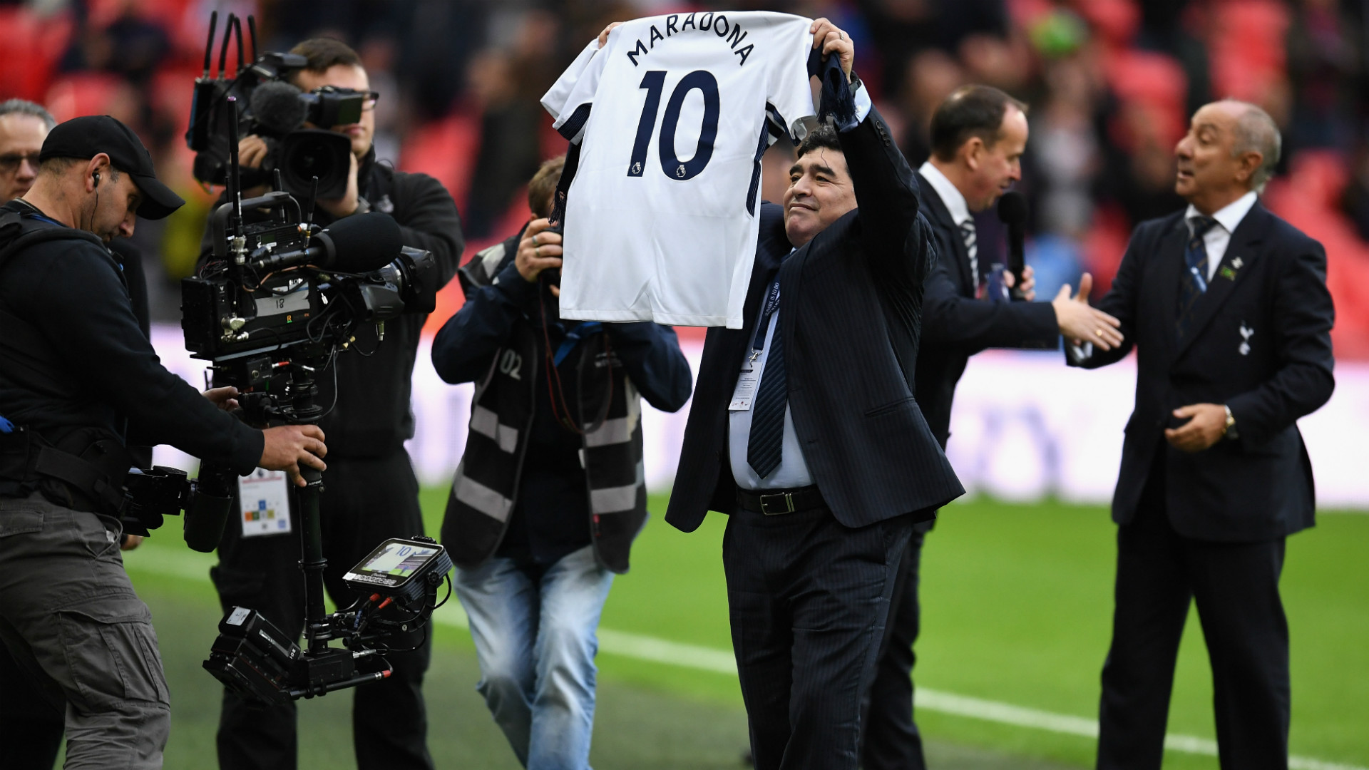Maradona, como un hincha más de Tottenham en Wembley Maradona, como un hincha más de Tottenham en Wembley