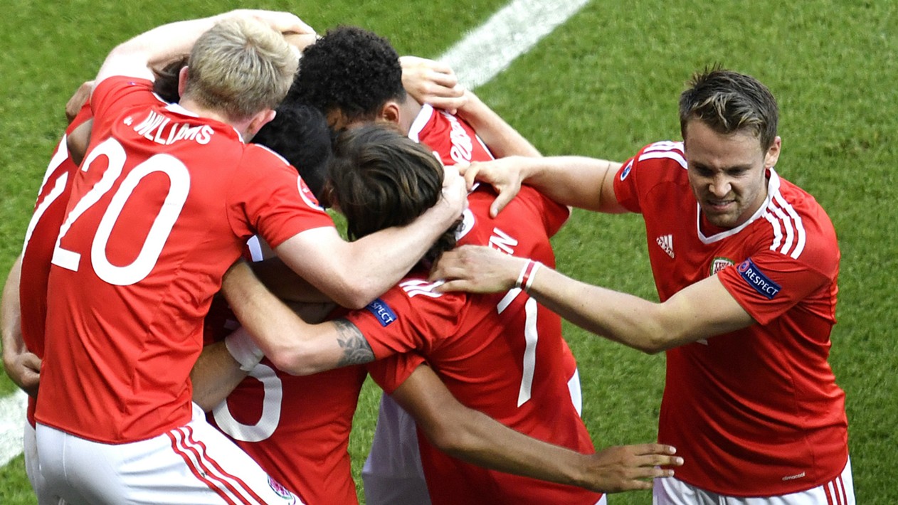 wales-celebrate-northern-ireland_19f52p8w0zrgi1178af9ptadeg.jpg