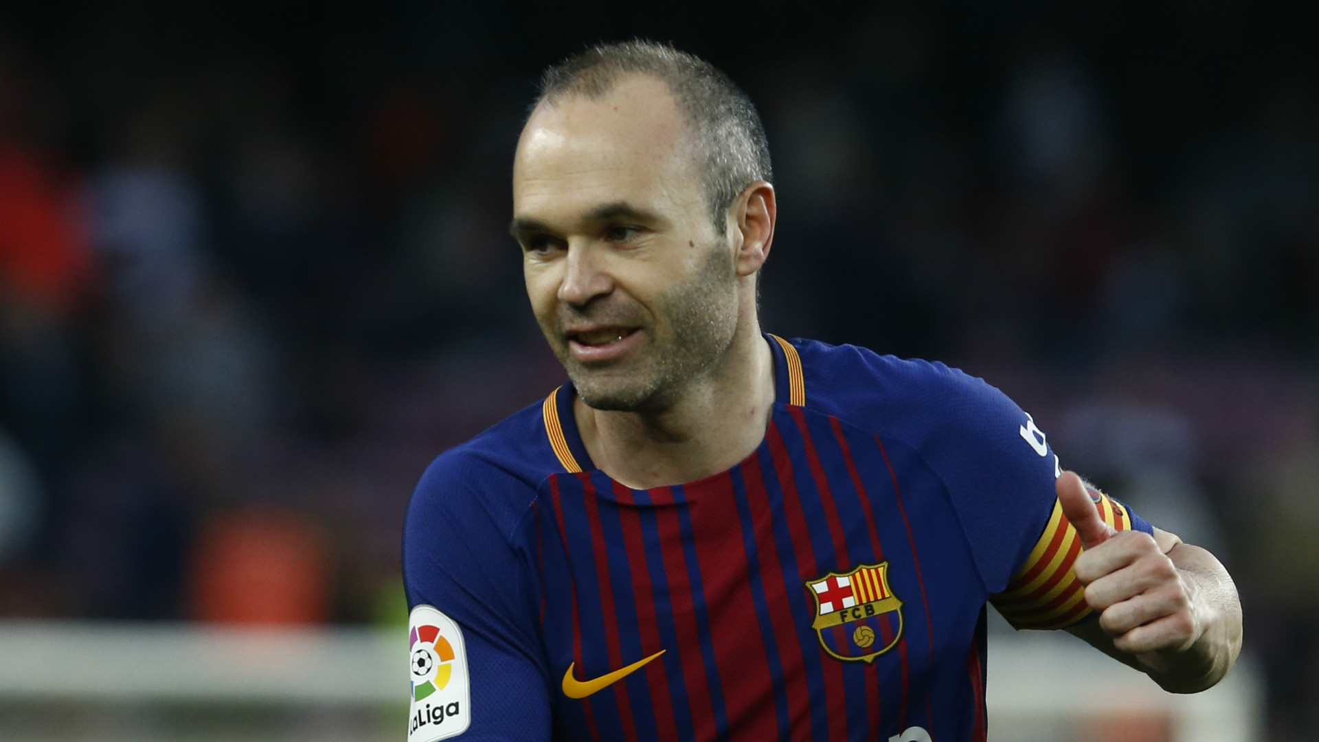 Barcellona, panico durante l'intervista ad Iniesta: crolla una parte di tribuna