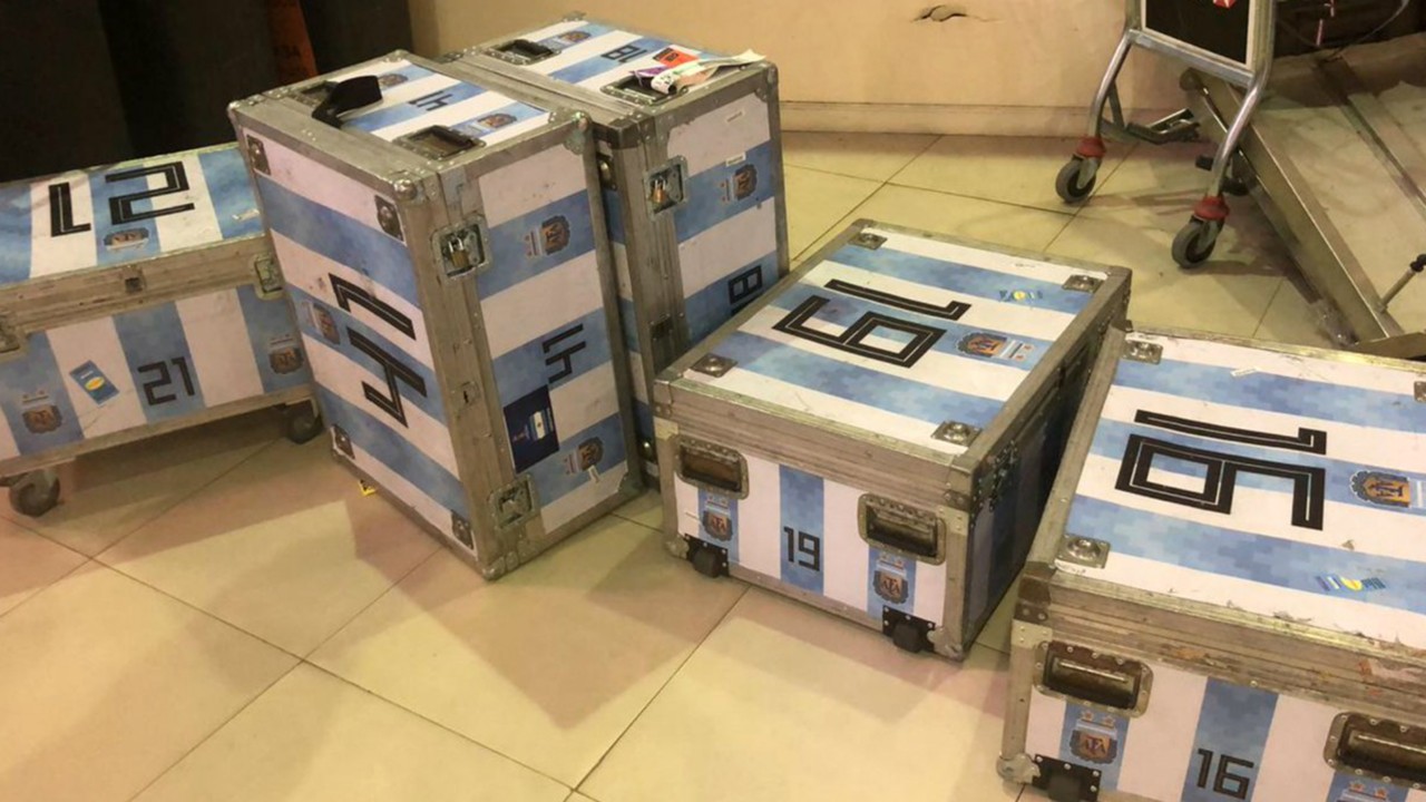 Resultado de imagen para La Aduana confiscó mercaderÃa sin declarar de la Selección Argentina