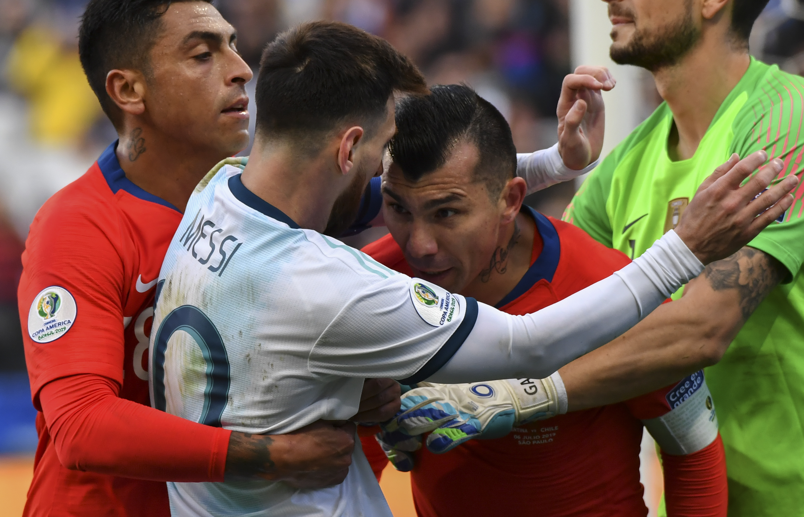 Messi x Medel duelo em Itaquera