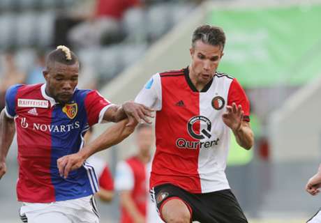 Van Persie en Berghuis scoren bij oefenzege