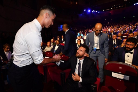 ميسي: لا أمانع تناول العشاء مع رونالدو وأتلتيكو أحدث ثورة Goal.com ميسي: لا أمانع تناول العشاء مع رونالدو وأتلتيكو أحدث ثورة Goal.com