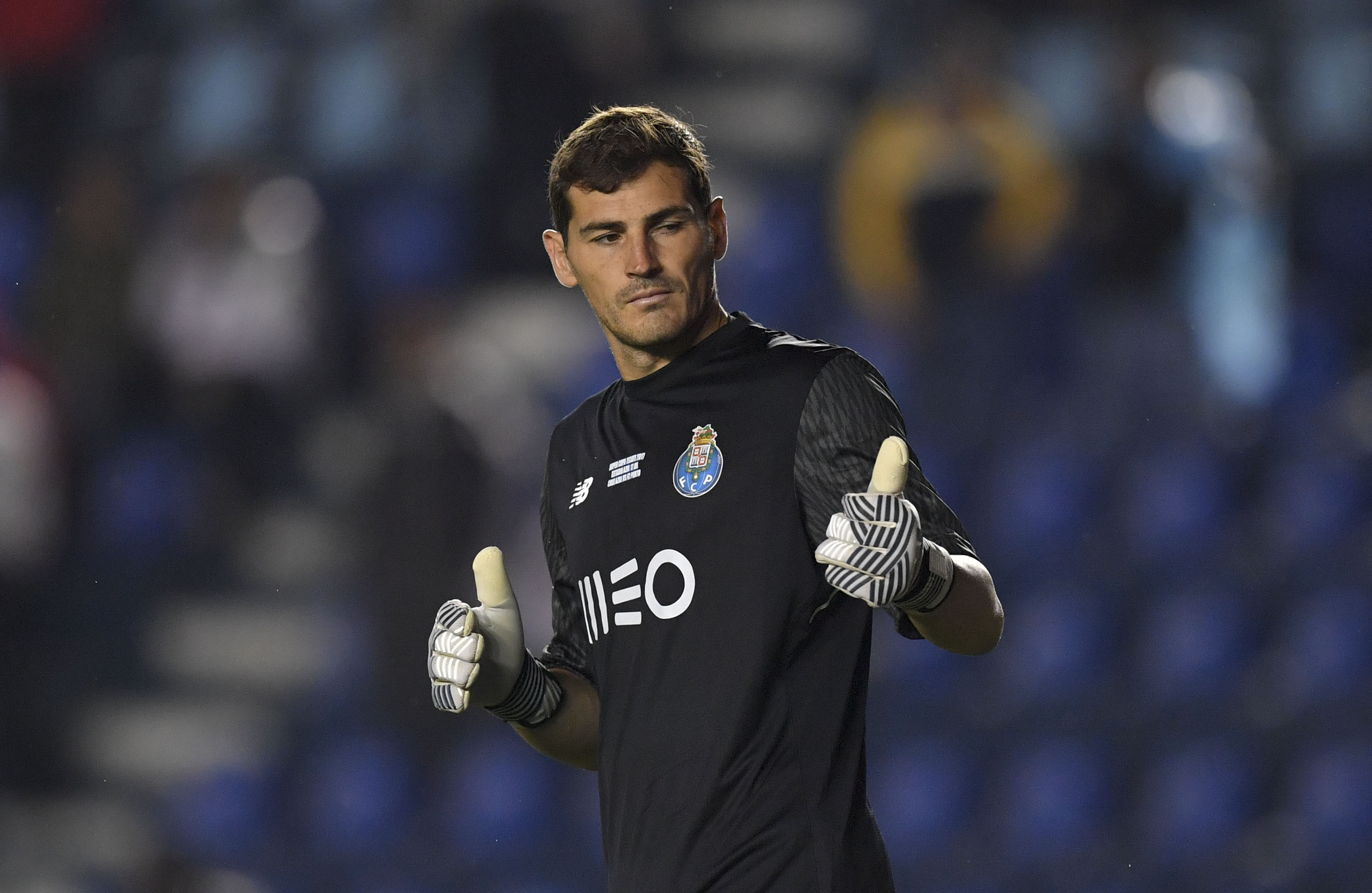 Iker Casillas se mantendría como suplente por el uso de celular