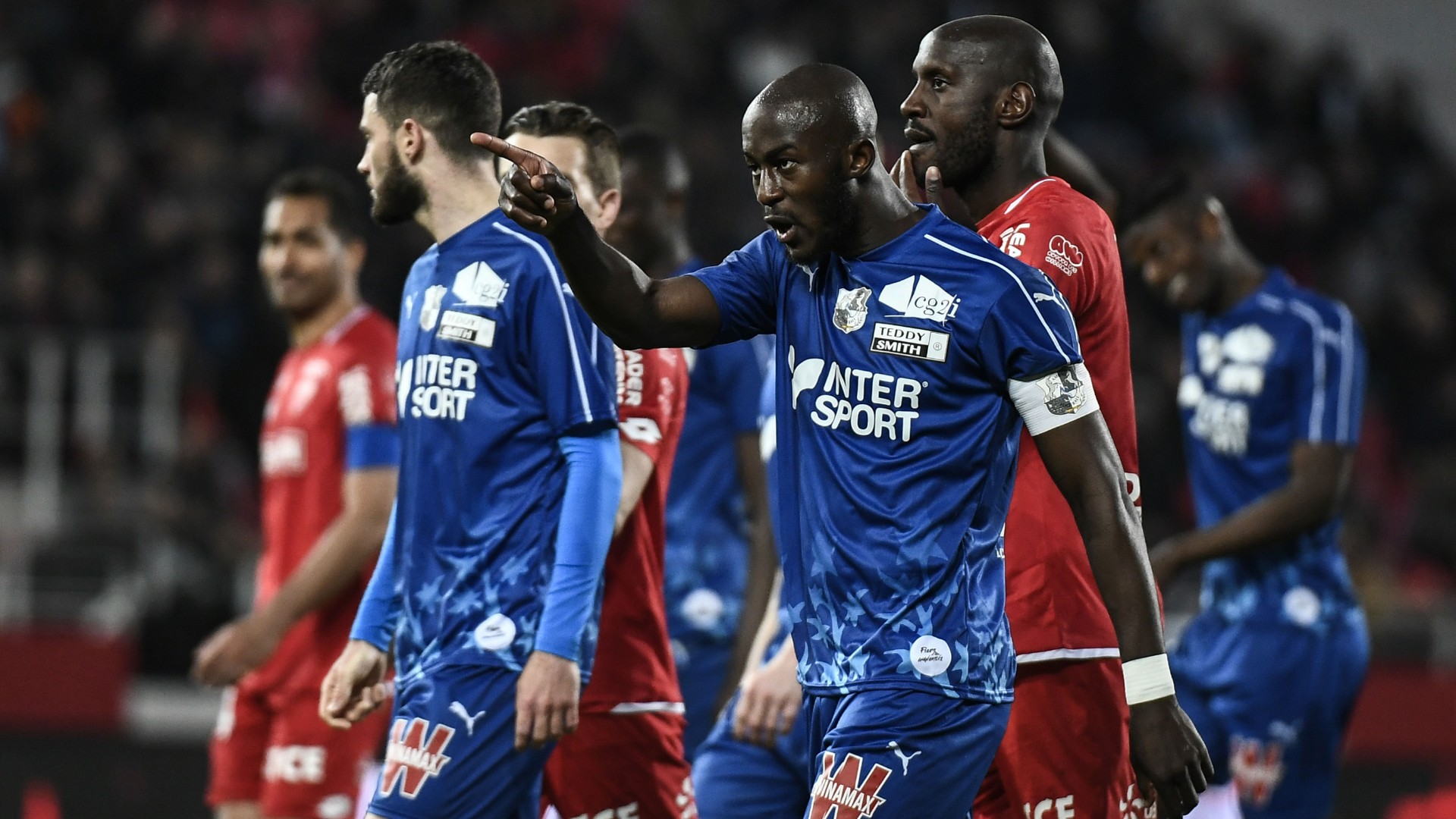 Le match Dijon-Amiens interrompu quelques minutes en raison de cris racistes Le match Dijon-Amiens interrompu quelques minutes en raison de cris racistes