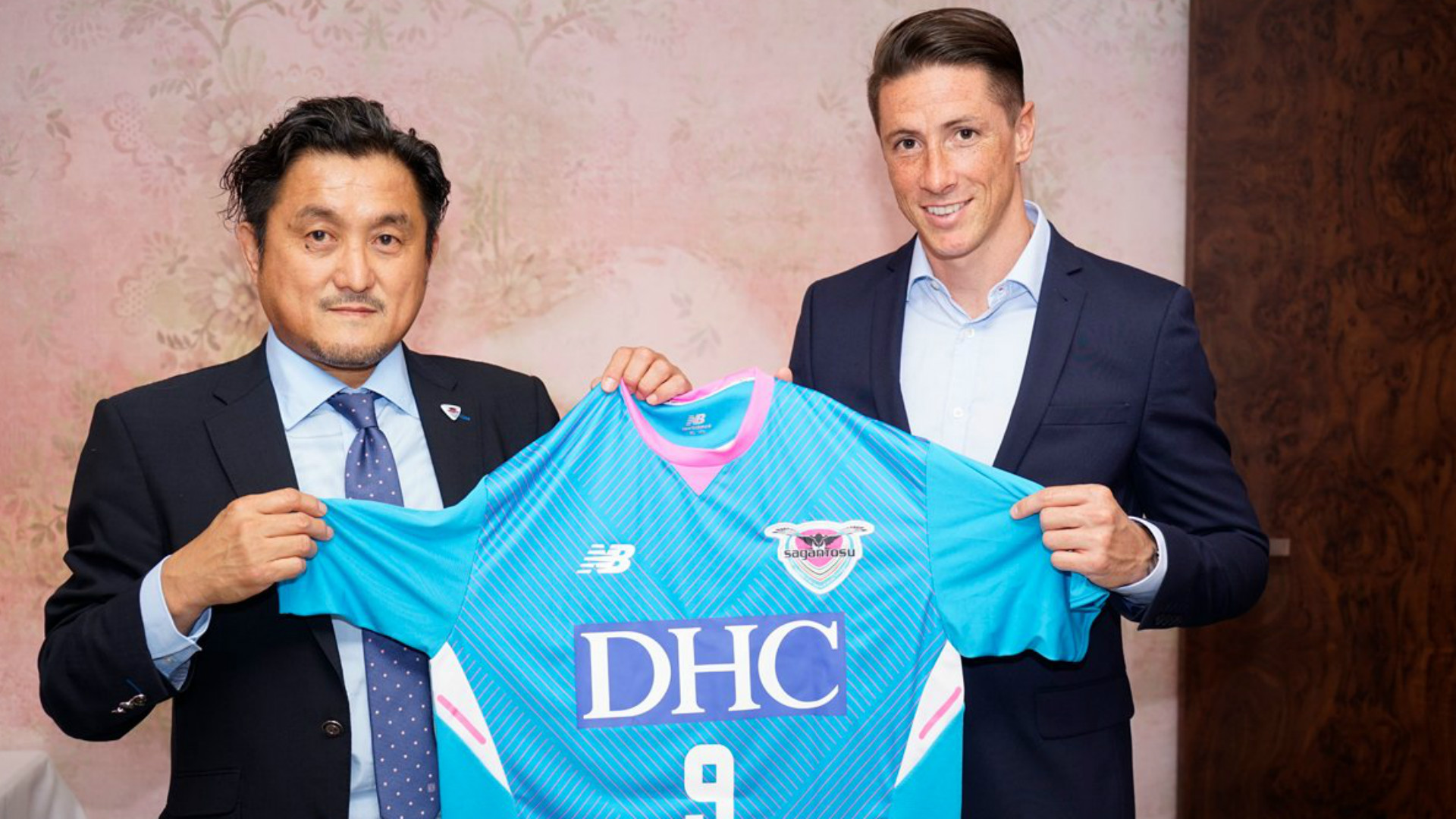 Fernando Torres é apresentado no Sagan Tosu, do Japão
