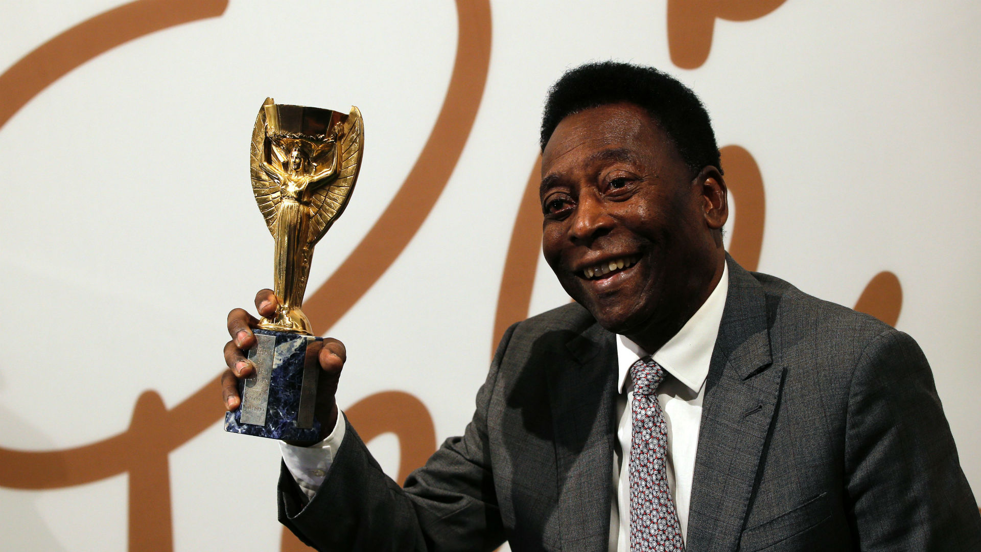 تاريخ كأس العالم | جميع أبطال وهدافي المونديال  Jules-rimet-trophy-pele_1wqhbrsg8jlwk1d1la272h31po