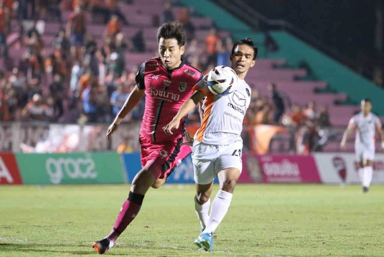 ผลการค้นหารูปภาพสำหรับ ชัยนาทล้อมเปาหลังชวดจุดโทษ VAR