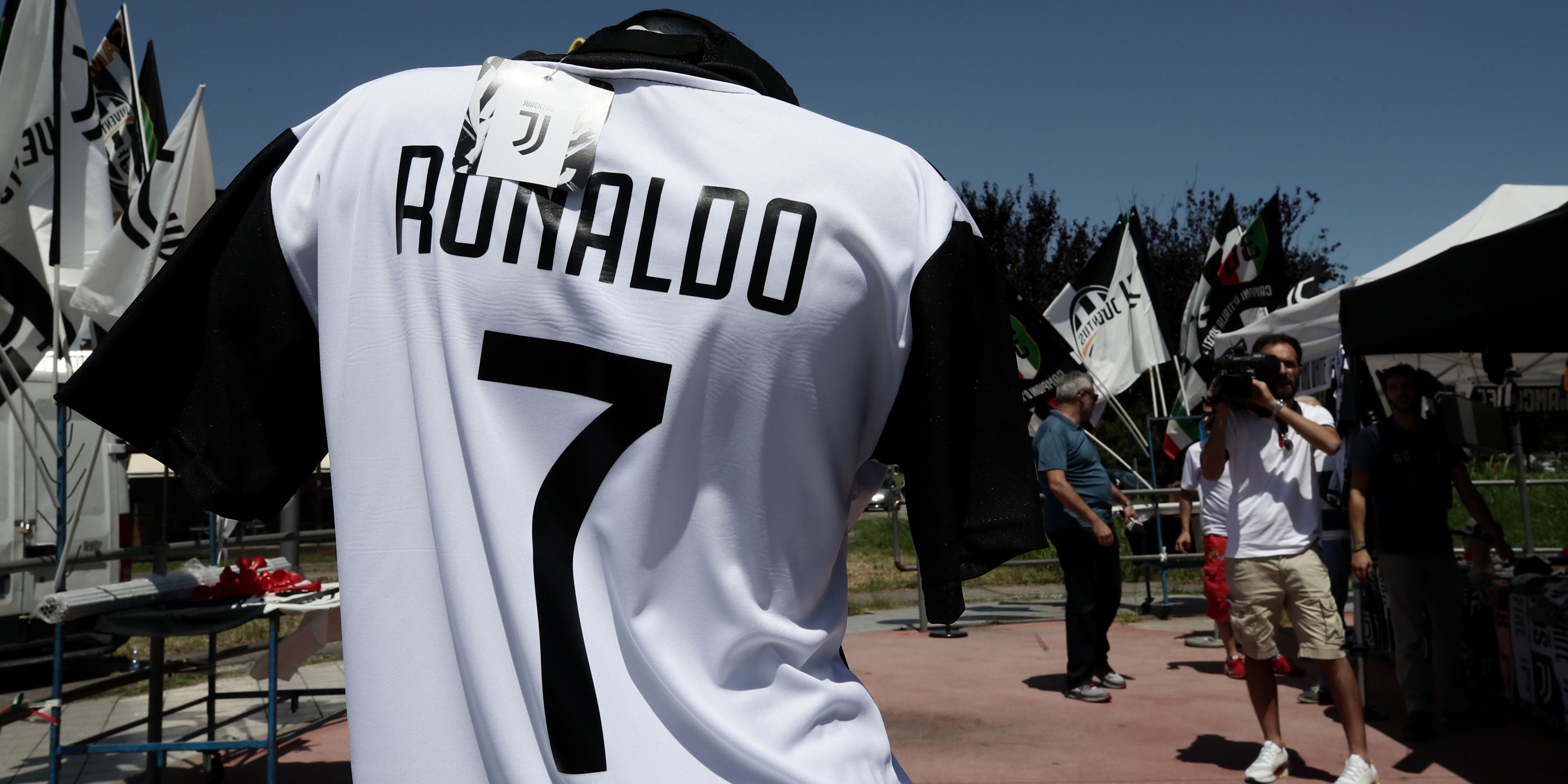 ronaldo in juventus shirt