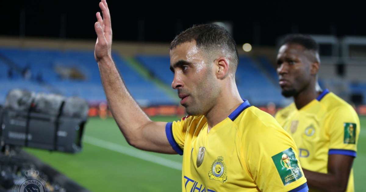 عبدالرزاق حمدالله وفيتوريا ي غادران النصر بطائرة خاصة