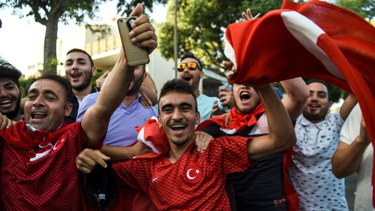 turkey-fans-euro-2016_1p714xgzclskk16cuaklp0ybnx.jpg