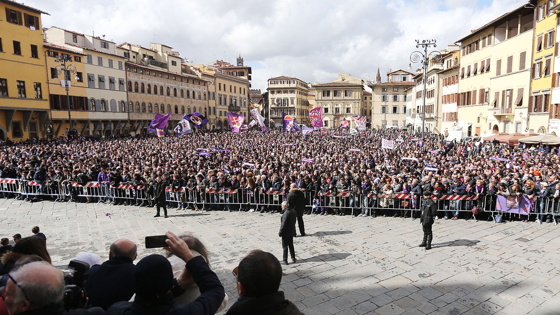 Suporter di pemakaman Astori