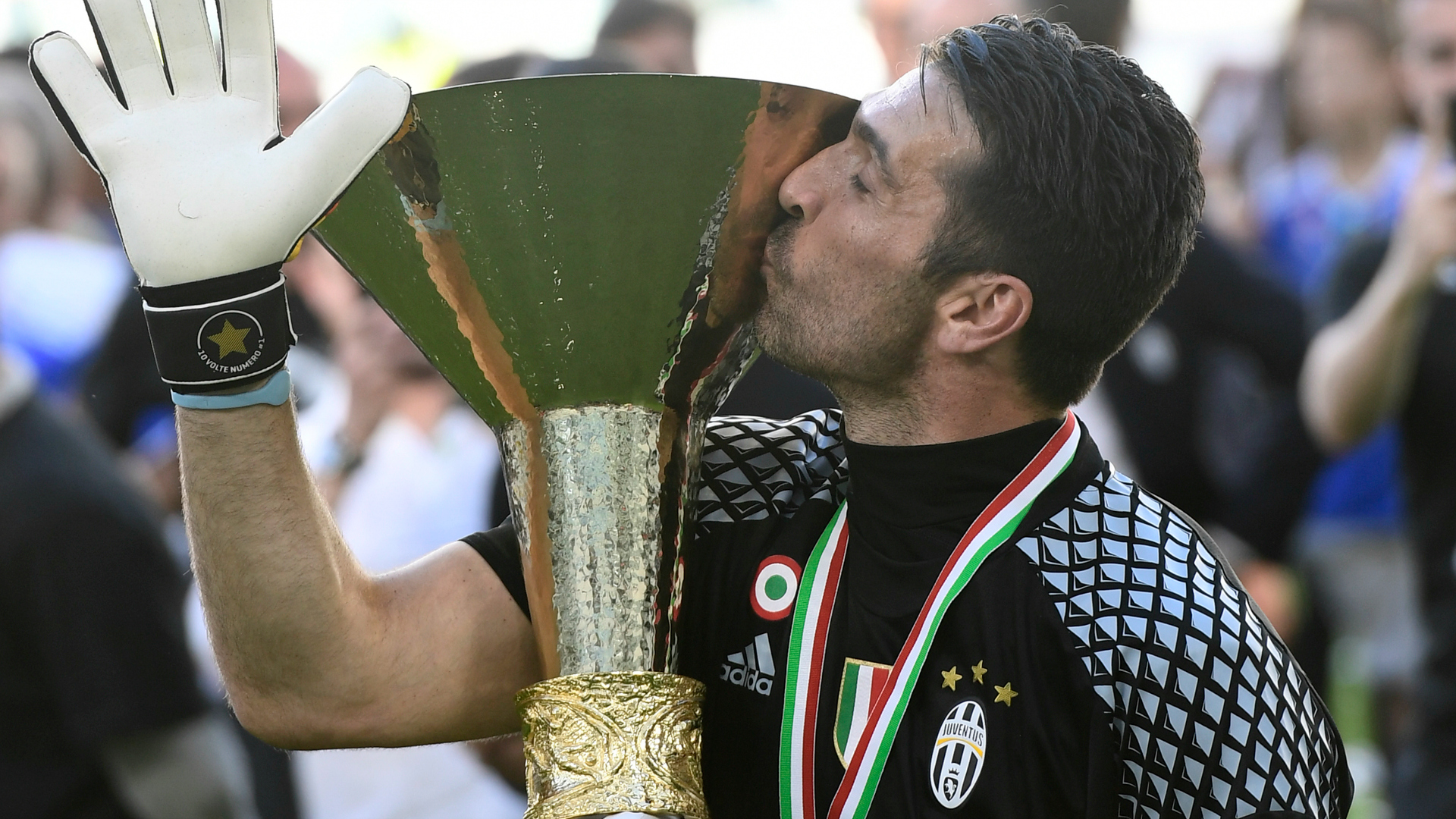 Scudetto Juve: Buffon celebra 10 titoli Scudetto Juve: Buffon celebra 10 titoli