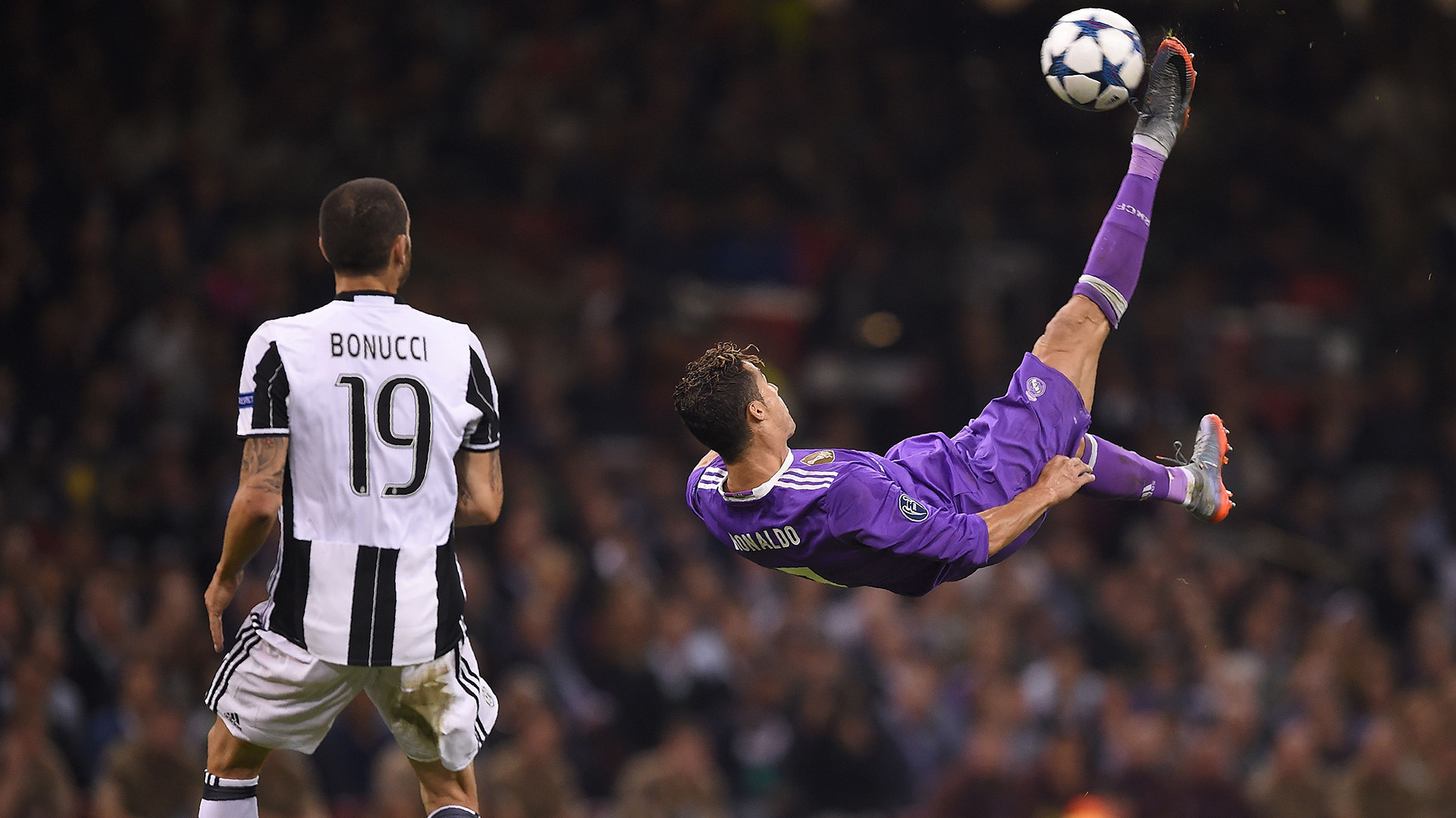 How to do a bicycle kick in football: Cristiano Ronaldo ...