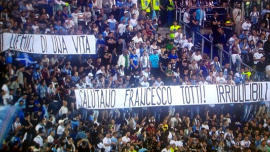 Risultati immagini per I TIFOSI DELLA LAZIO RENDONO OMAGGIO A TOTTI: LO STRISCIONE