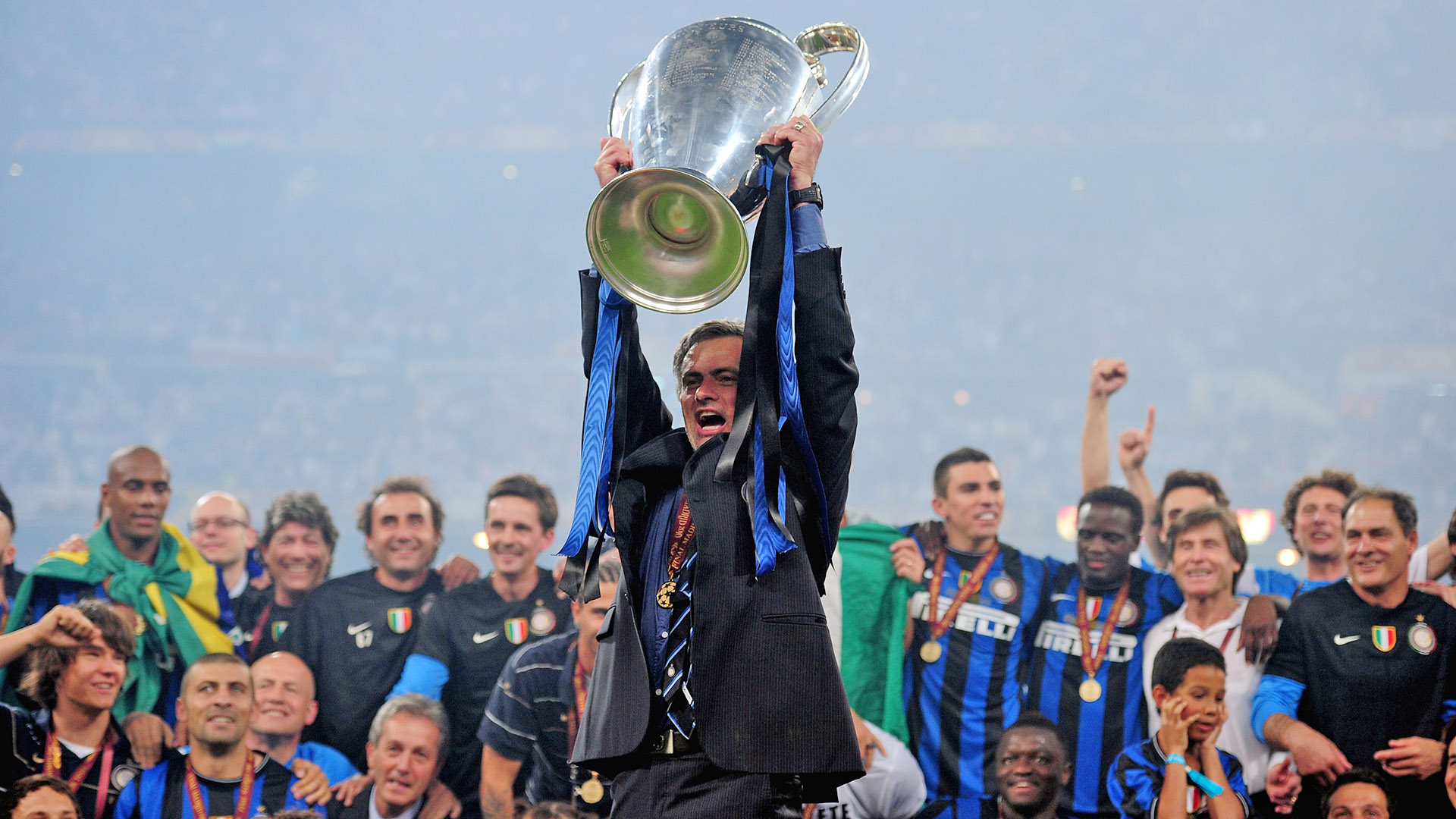 27 Jose Mourinho Inter Milan Champions League trophy - Goal.com