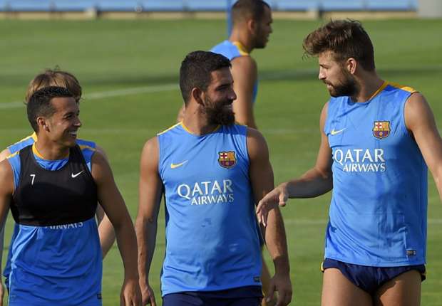 gerard-pique-arda-turan-pedro-barcelona-pre-season-training_1m2dqym5yinoi101tuu5ita6qq.jpg