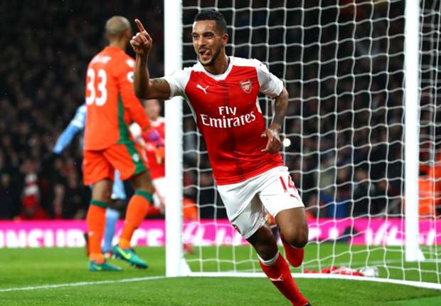 walcott-arsenal-swansea_1eiidh1ndz8ae1jtnu98zqxrlj.jpg