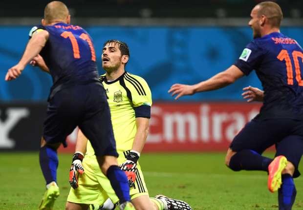 iker-casillas-wesley-sneijder-arjen-robben-netherlands-spain-world-cup-2014_4ovahwpm4gjh1kehp4jsv74mr.jpg