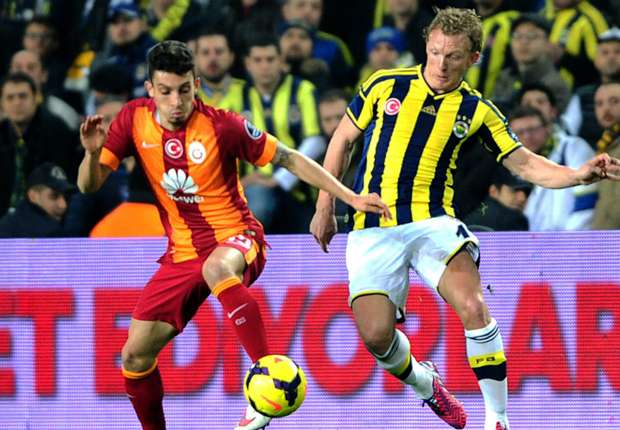 dirk-kuyt-alex-telles-galatasaray-fenerbahce-08032015_15hsgdx9fulpc1phx4fj934if0.jpg
