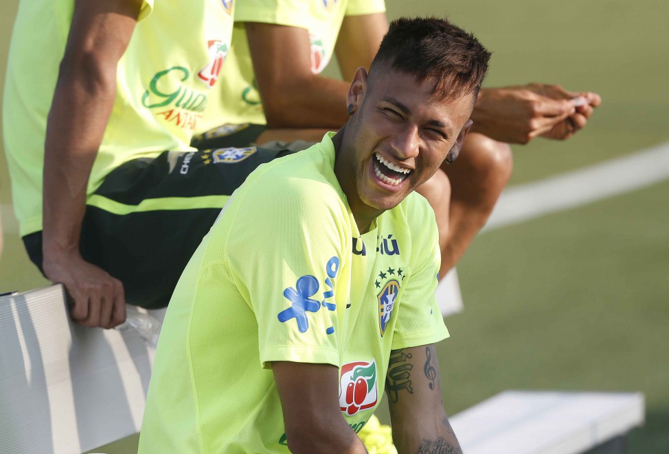 Неймар старший. Неймар жест. Неймар испугался Стрекозы. Scorpion goal Neymar. Neymar fail.