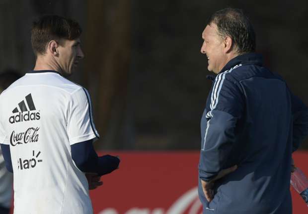 lionel-messi-gerardo-martino-argentina-training-session-copa-america_ly2a68jt88031ekgbsflp2511.jpg