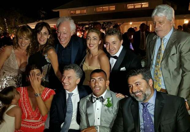 guillermo-coppola-mauricio-macri-daniel-angelici-carlos-tevez-wedding-23122016_1beddjc3vr5nb1i11j7hd2ehil.jpg