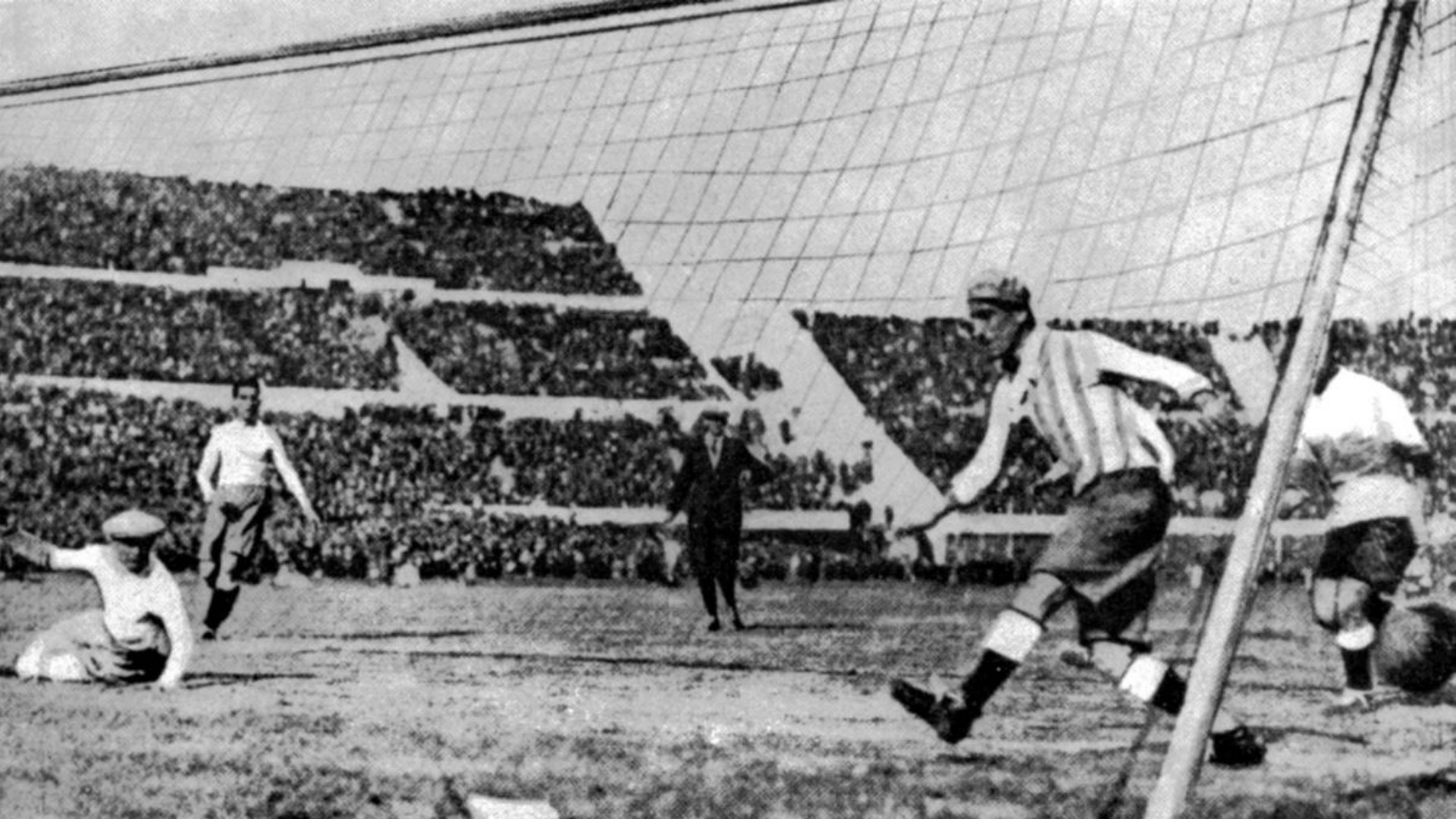 تاريخ كأس العالم | جميع أبطال وهدافي المونديال  Argentina-uruguay-world-cup-1930_r3lpkeim4abw1jy9yzz5ss8ed