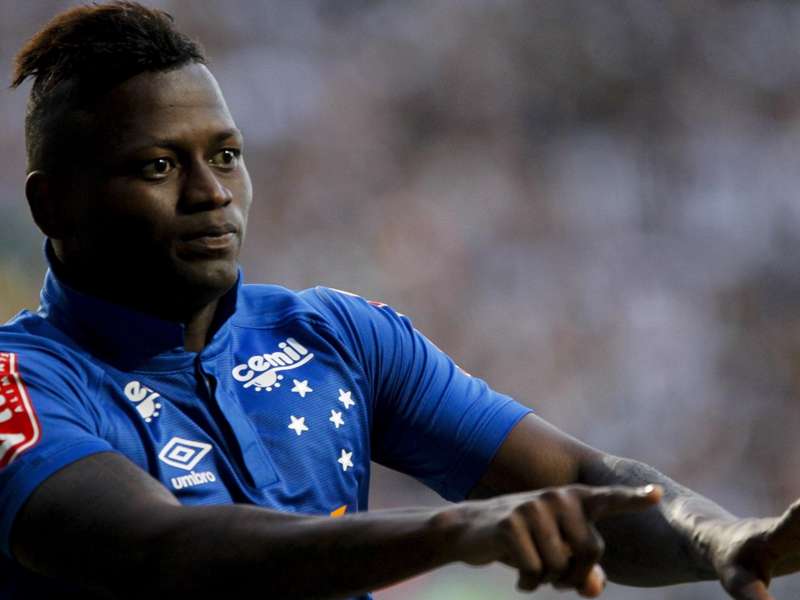 Riascos é afastado pelo Cruzeiro após criticar o time