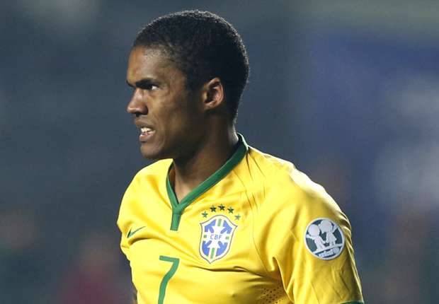 douglas-costa-brazil-paraguay-27062015_6263x5e6b6l41ju8imt42ihct.jpg