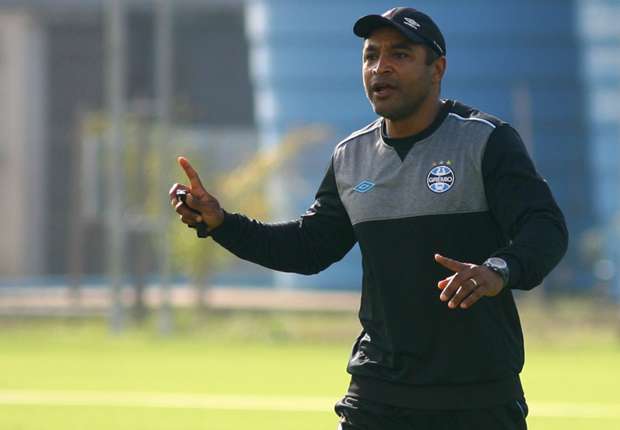 Após a primeira vitória fora de casa, Roger vê possibilidade de evolução do Grêmio