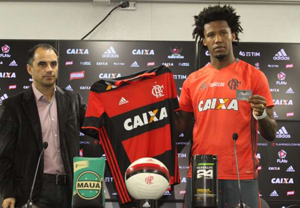 Na base da conversa, zaga do Fla dribla pressão e empolga em estreia