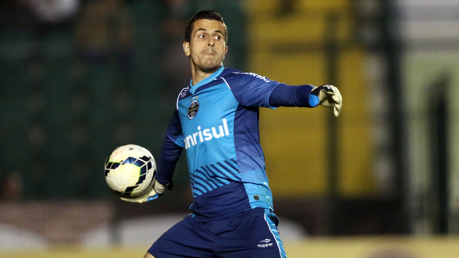 Em estádio rival, Grohe se satisfaz por jogar com ídolos