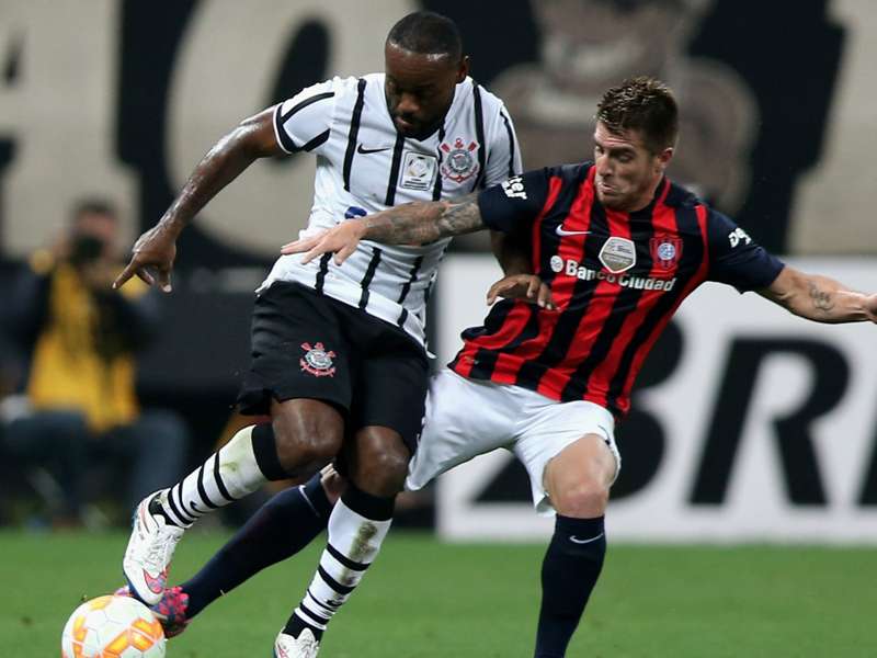 Vagner Love admite que rendeu abaixo do esperado