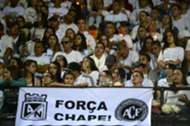 Hinchas colombianos en el estadio Atanasio Girardot de Medellín por Chapecoense